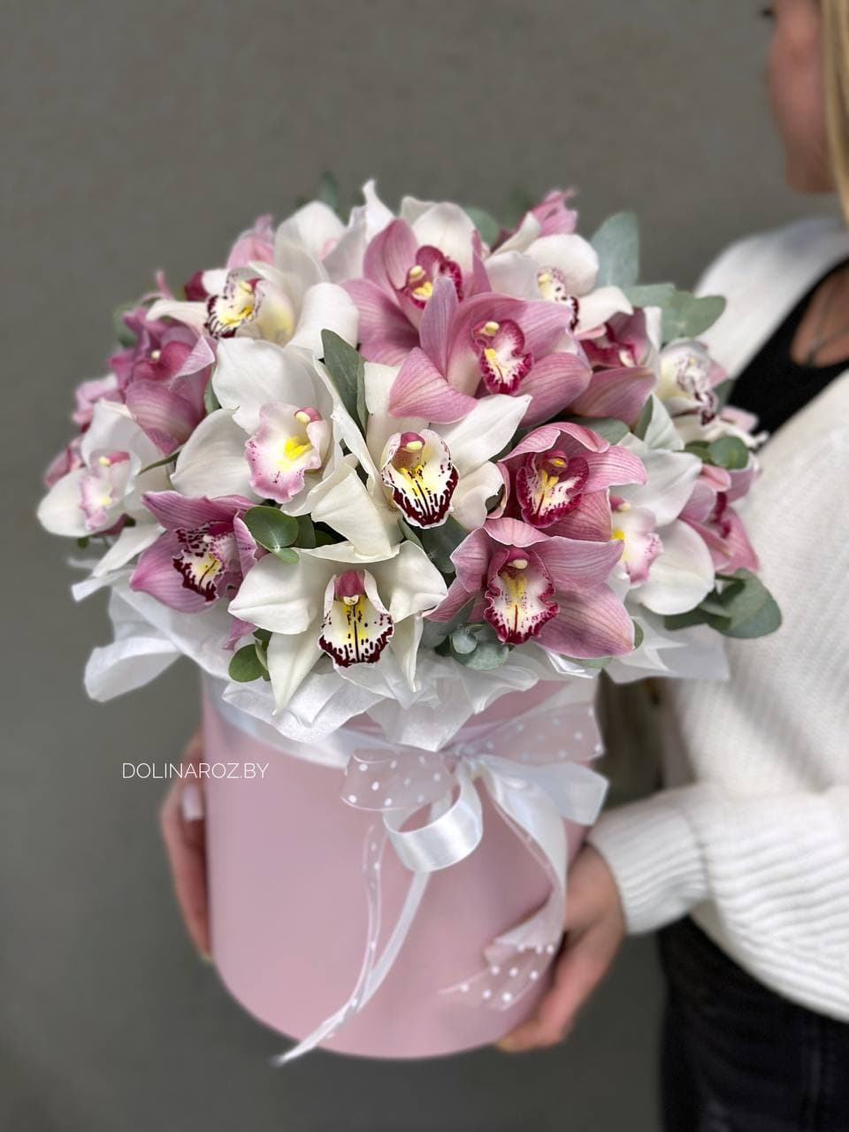 Цимбидиум в коробке "39 с эвкалиптом"