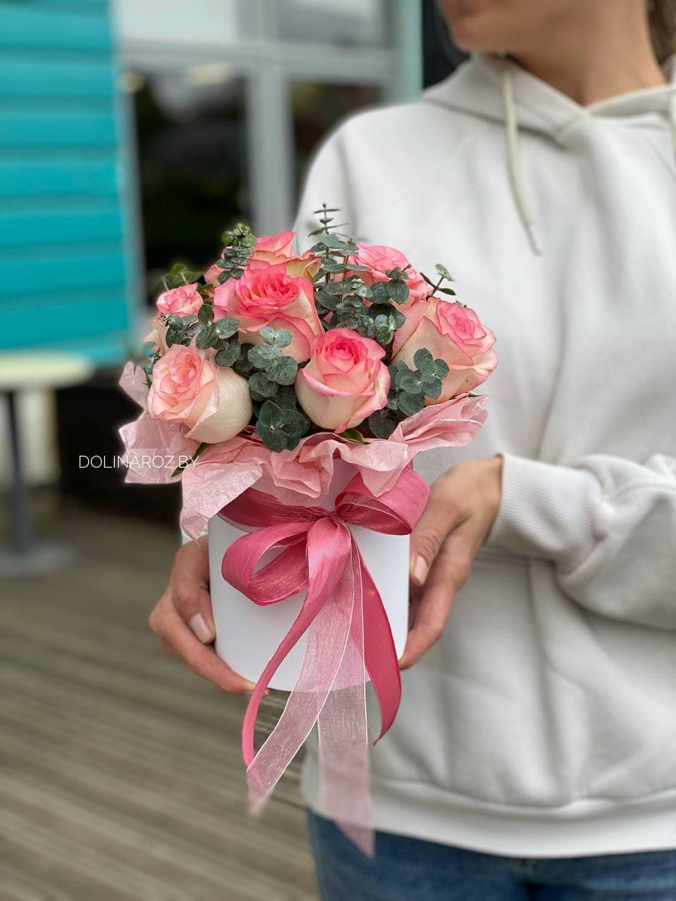 Розы в коробке "9 Джумилия с эвкалиптом"