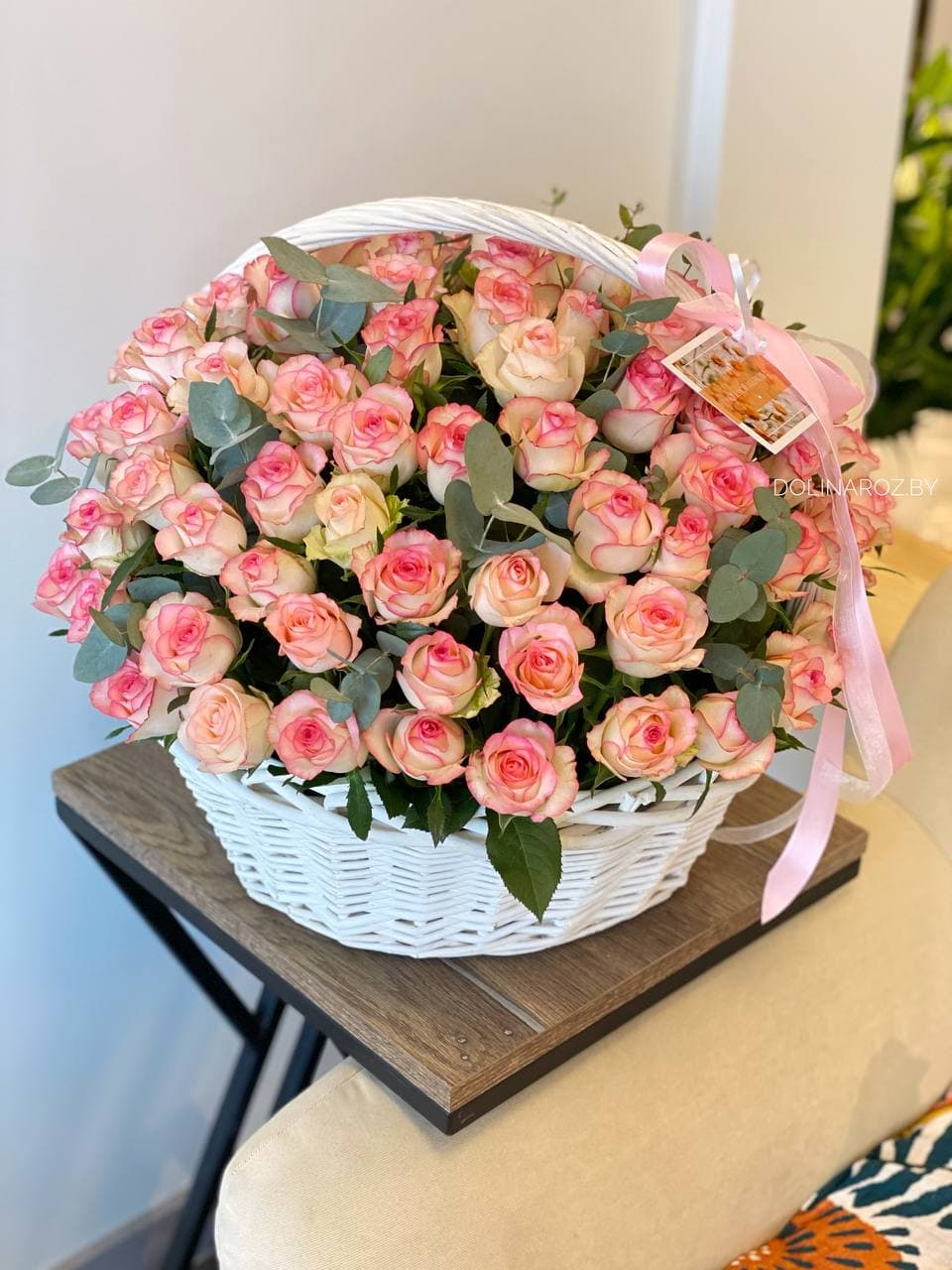 Корзина роз "101 Джумилия с эвкалиптом"