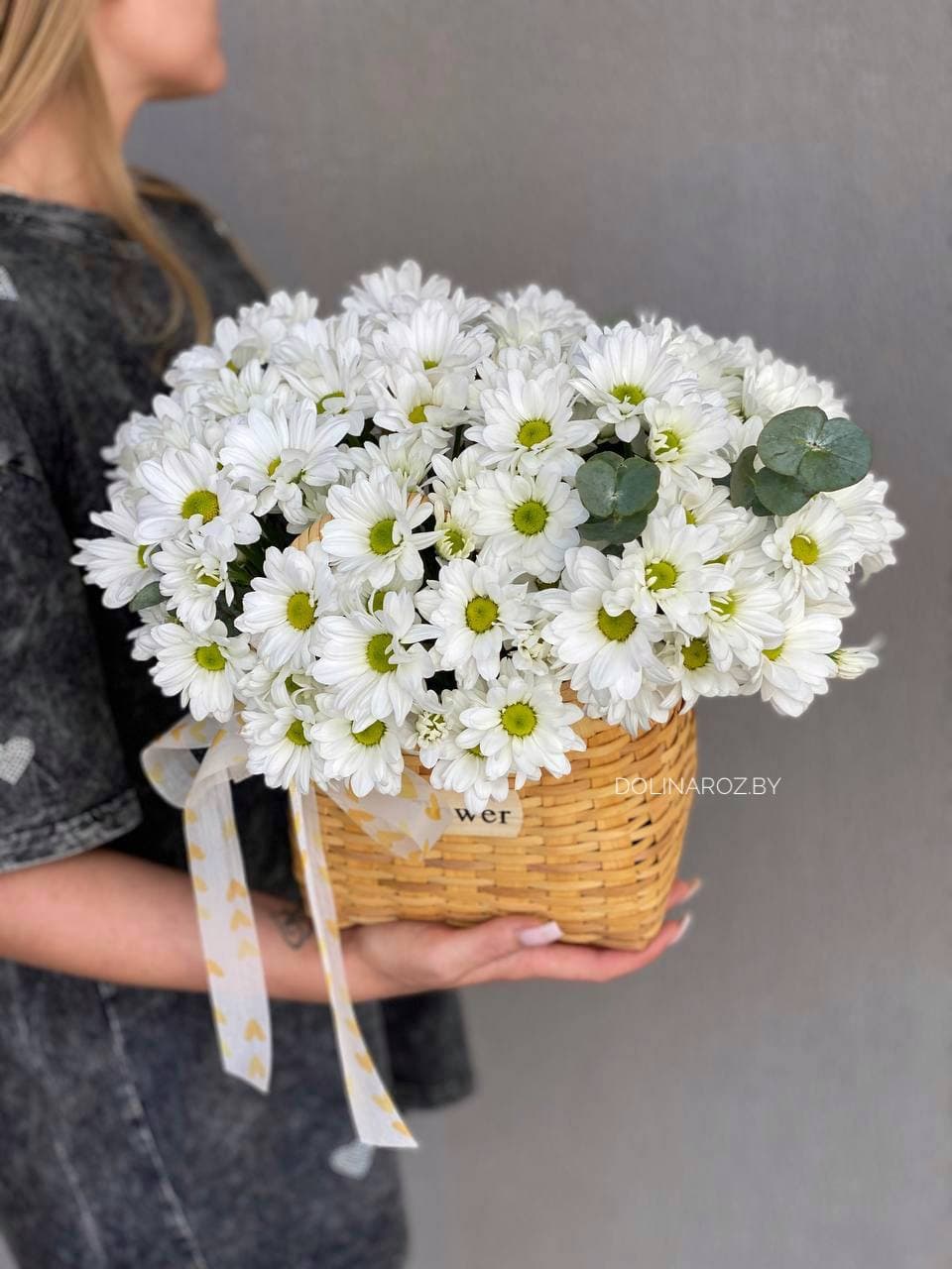 Корзина хризантем "Эвкалипт"