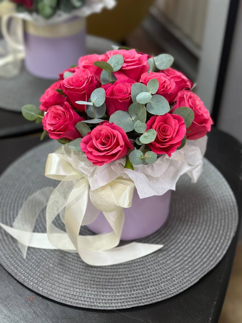 Розы в коробке "15 такацци с эвкалиптом"