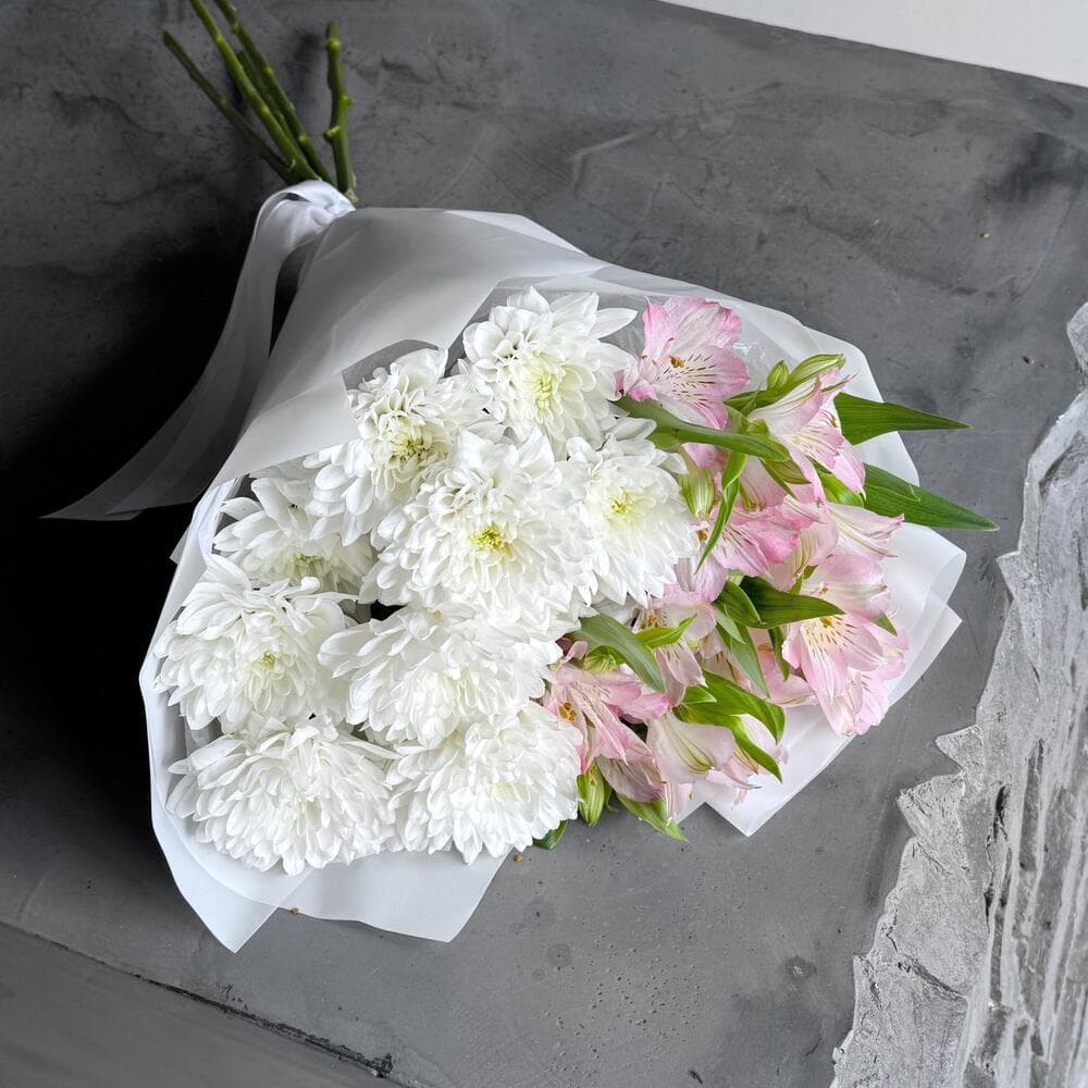 Составной букет "Хризантемы Алтай с розовой альстромерией"