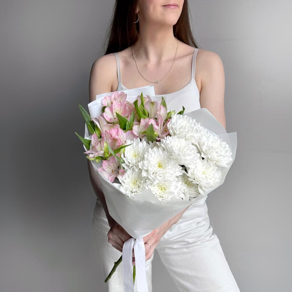 Составной букет "Хризантемы Алтай с розовой альстромерией"