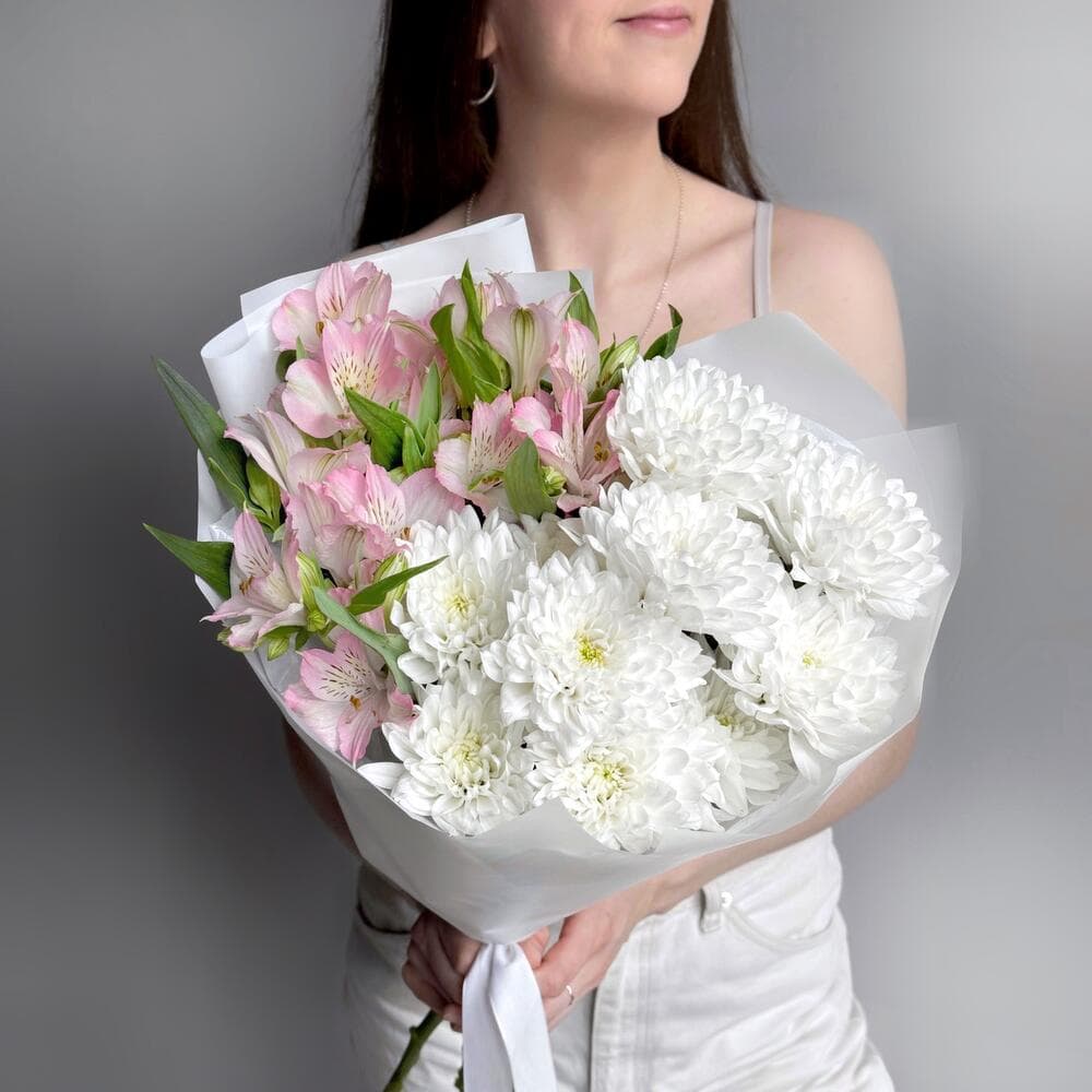 Составной букет "Хризантемы Алтай с розовой альстромерией"