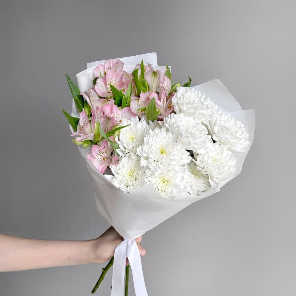 Составной букет "Хризантемы Алтай с розовой альстромерией"