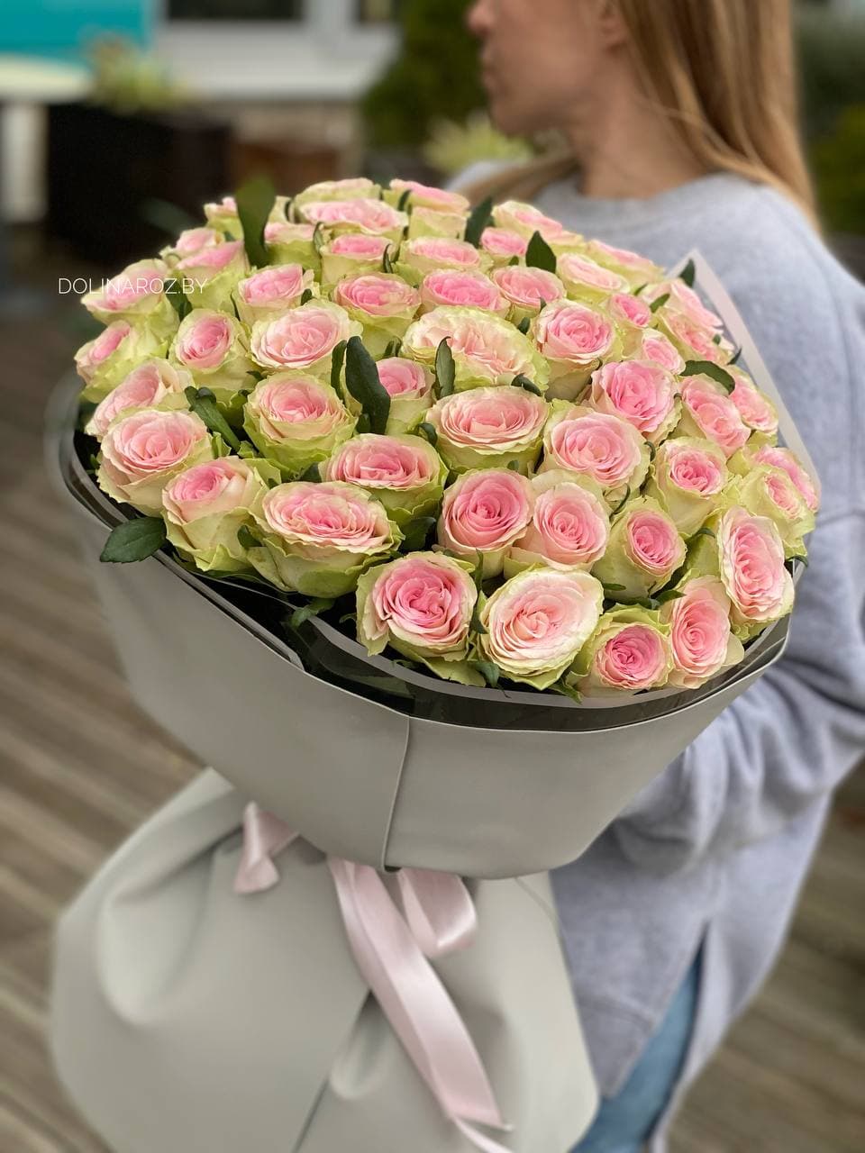 Букет роз "Клубничный чизкейк"