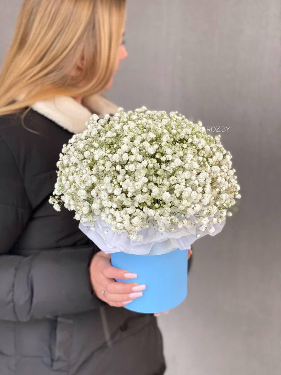 Коробка гипсофилы "Белая в голубом" с гирляндой