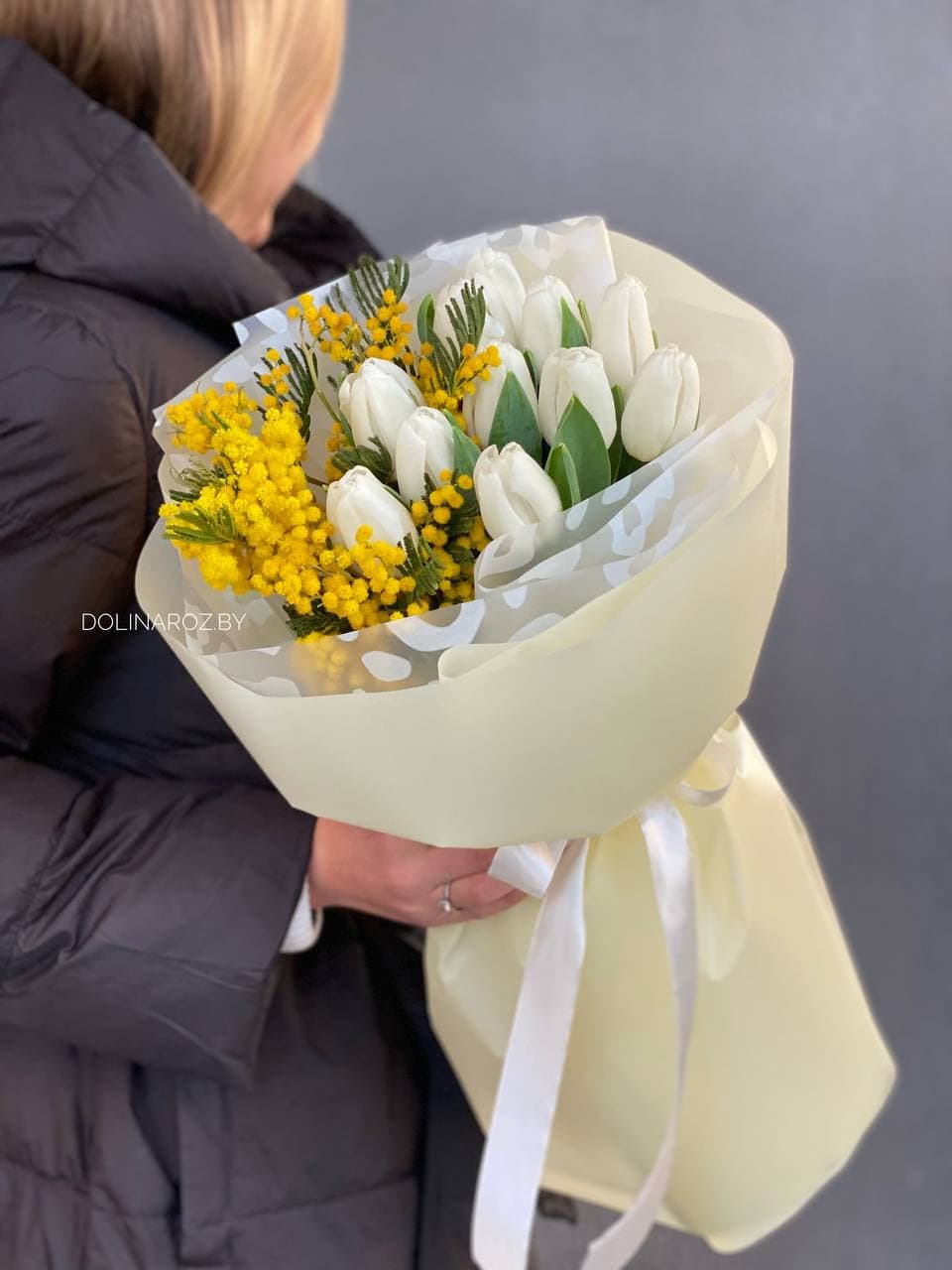 Букет тюльпанов «Белые с мимозой»