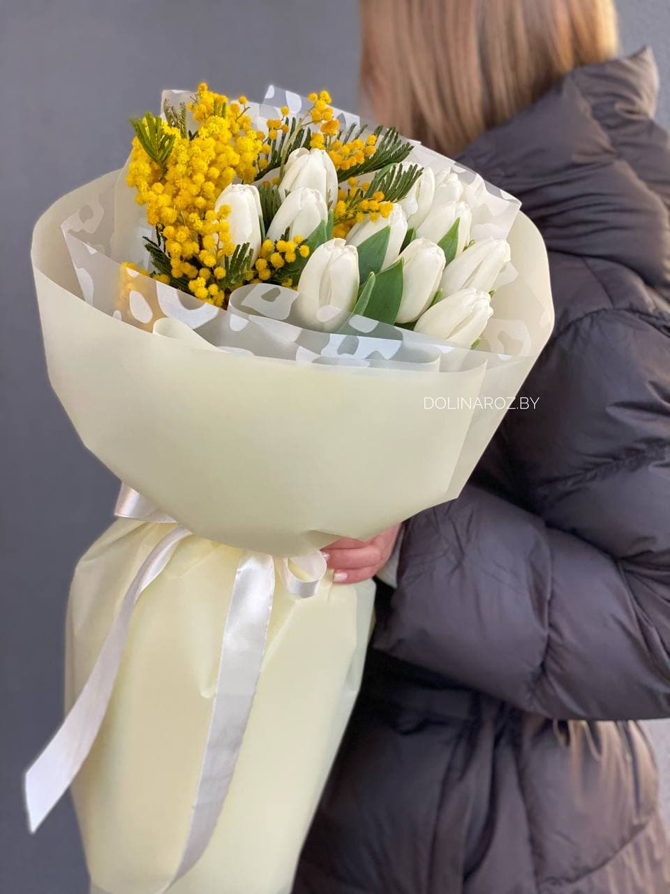 Букет тюльпанов «Белые с мимозой»