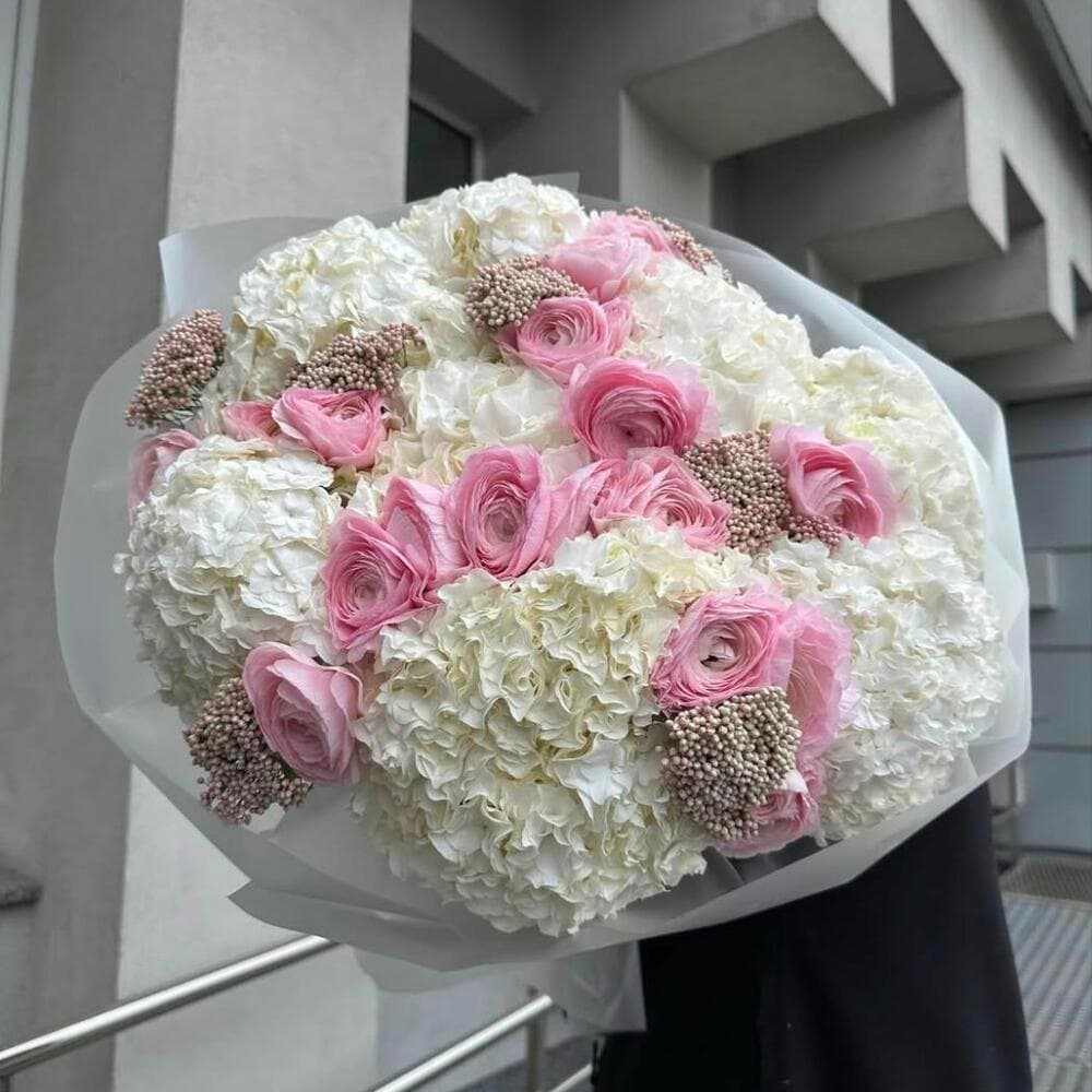 Составной букет "Гортензии, ранункулюсы и озотамнус"