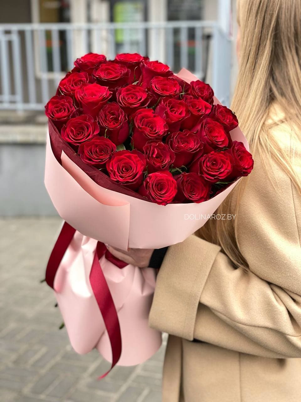 Букет роз "Ред Легенд 25 с оформлением"