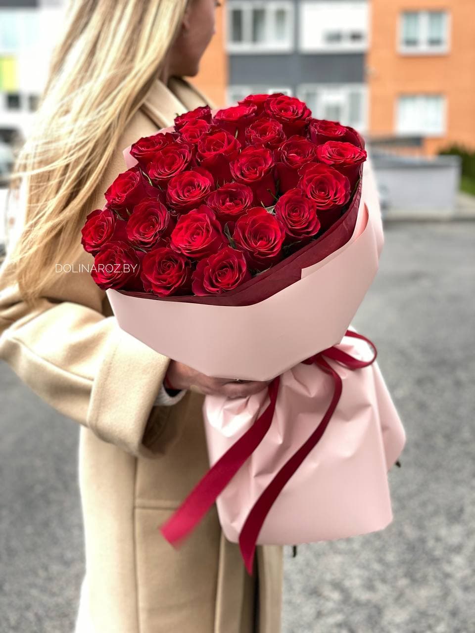 Букет роз "Ред Легенд 25 с оформлением"