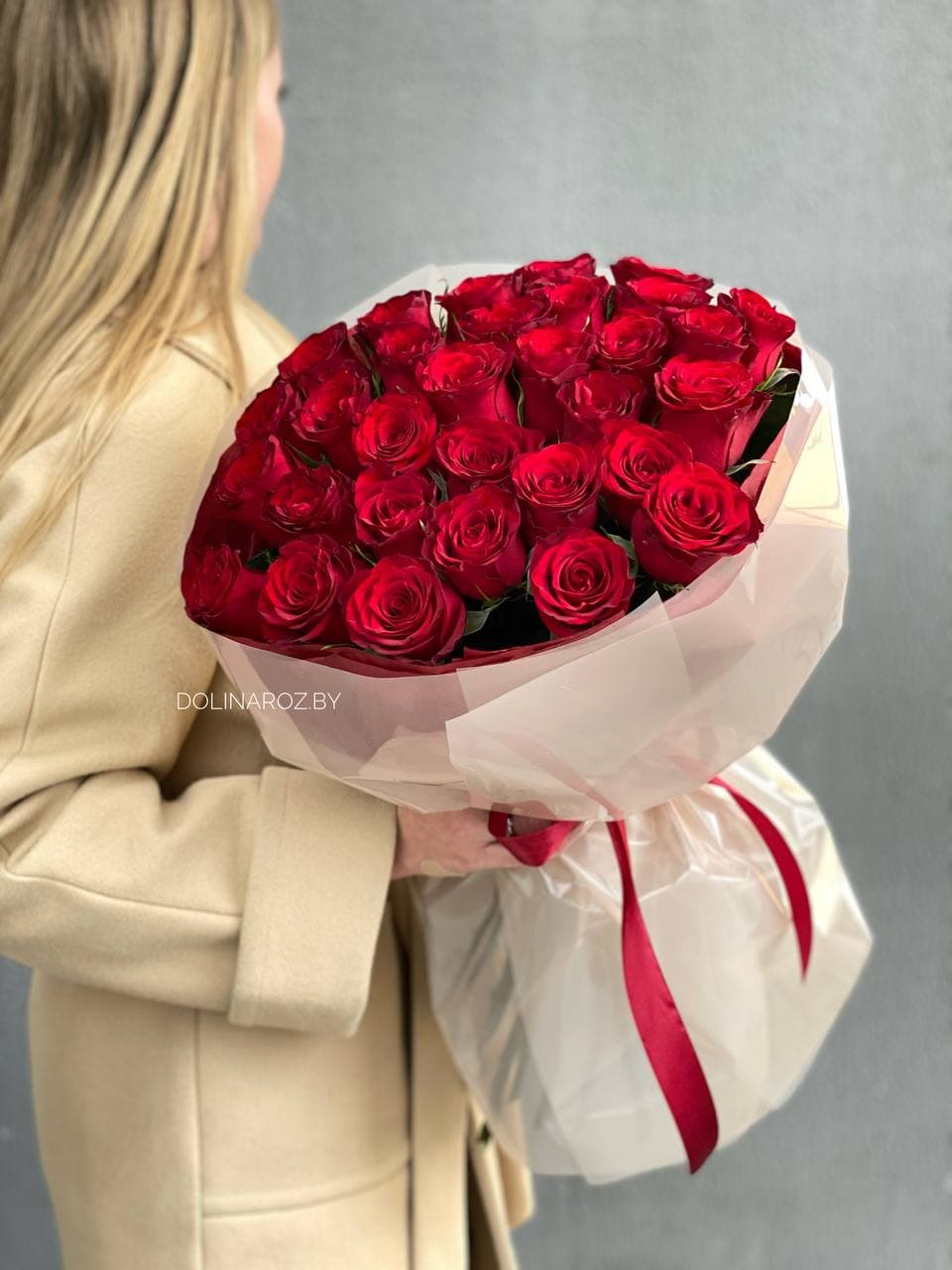 Букет роз "Ред Легенд 31 с оформлением"