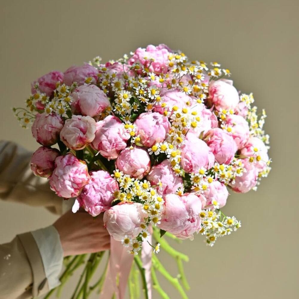 Composite bouquet "Sarah Bernhardt with daisies"