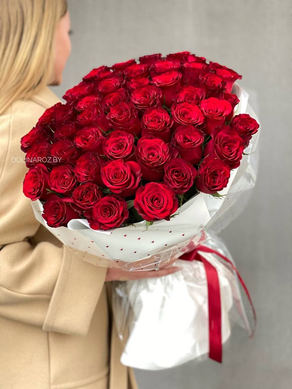 Букет роз "Ред Легенд 51 с оформлением"