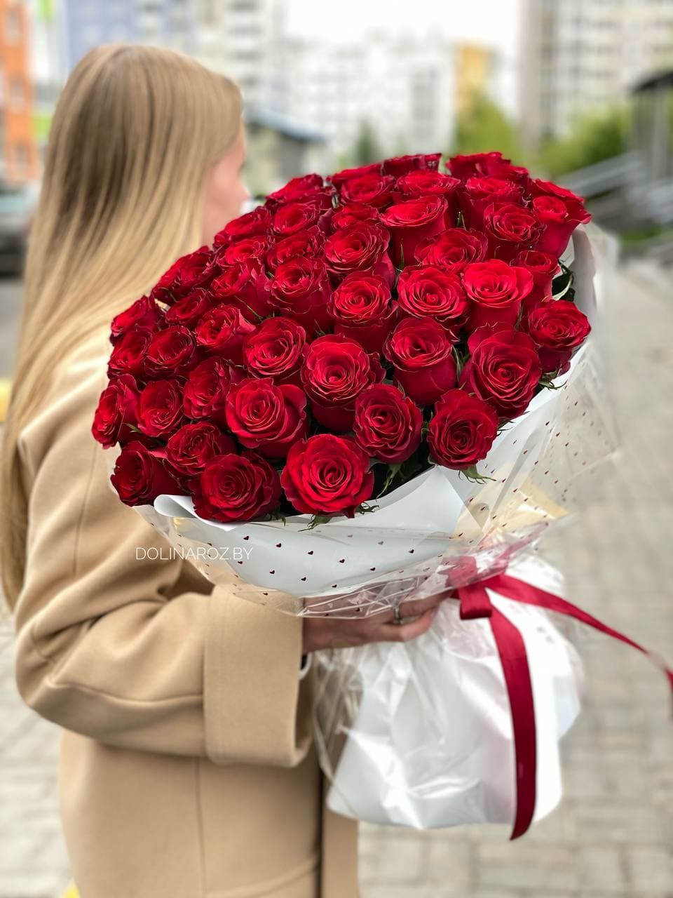 Букет роз "Ред Легенд 51 с оформлением"