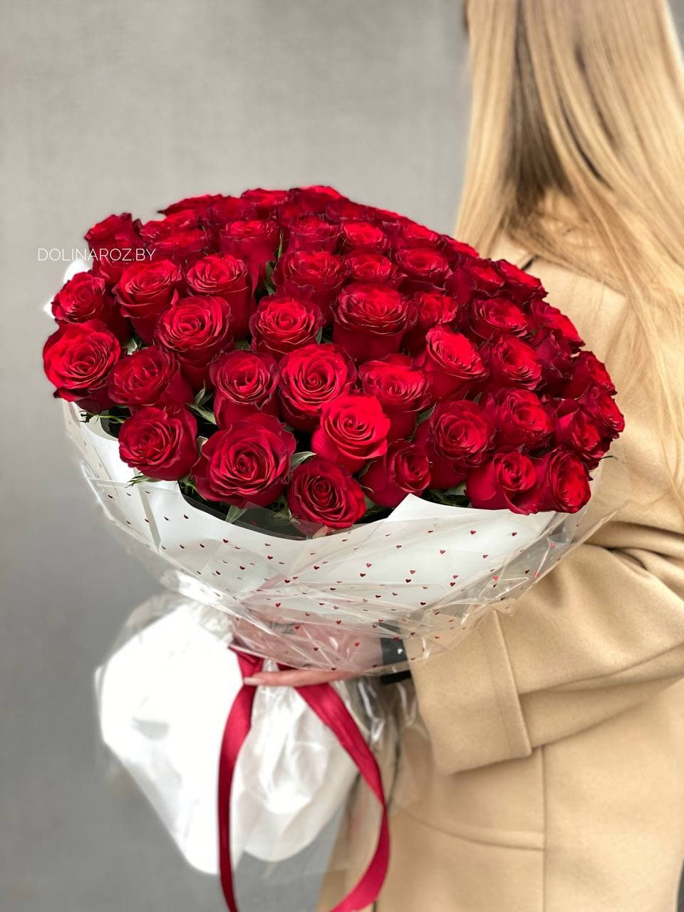 Букет роз "Ред Легенд 51 с оформлением"