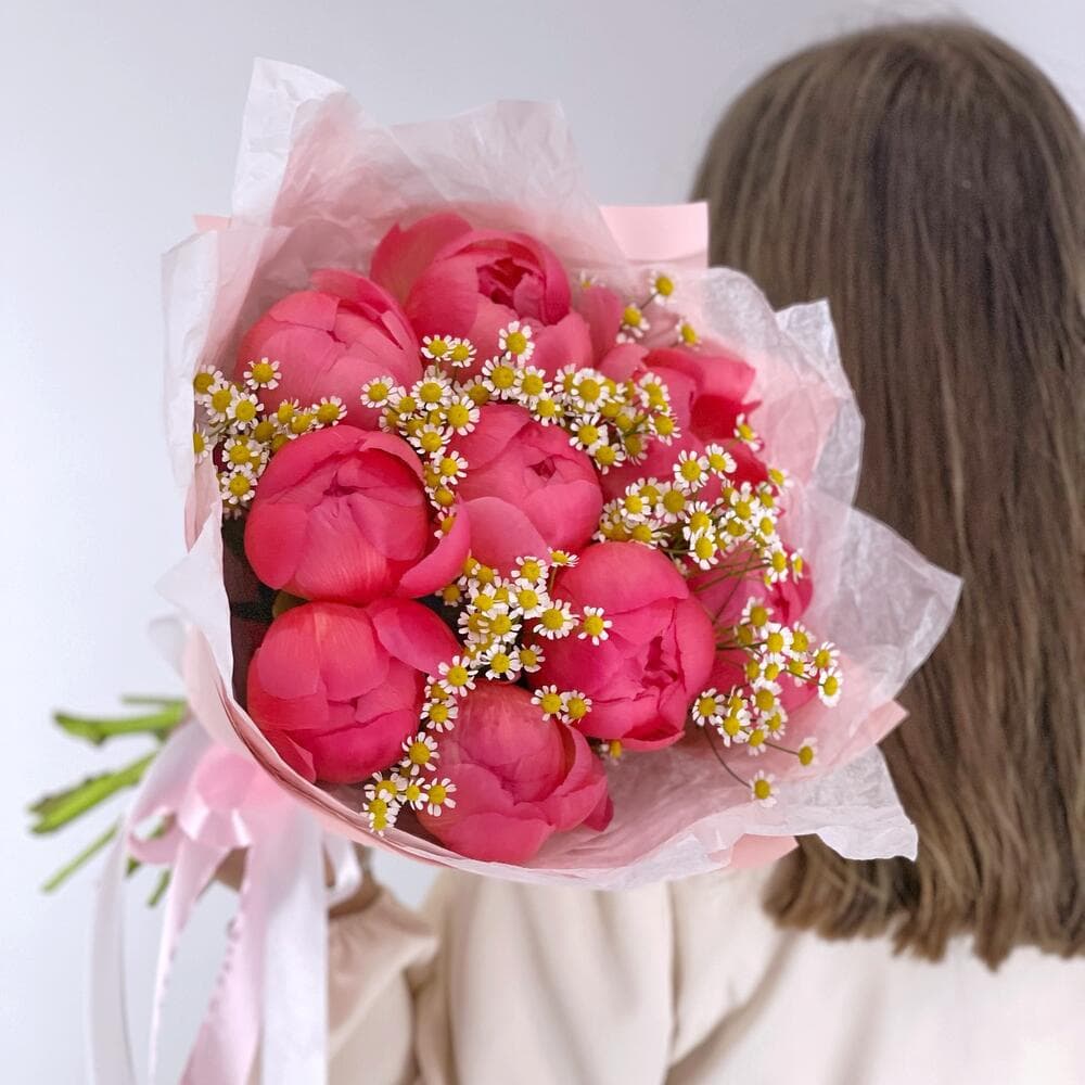 Составной букет "Корал Шарм с ромашками"