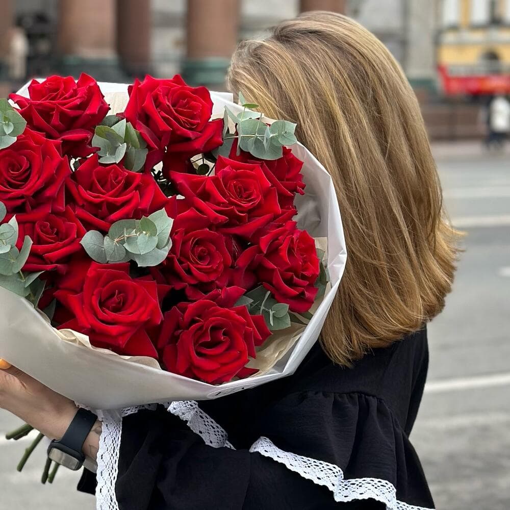 Букет французских роз "11 красных с эвкалиптом"