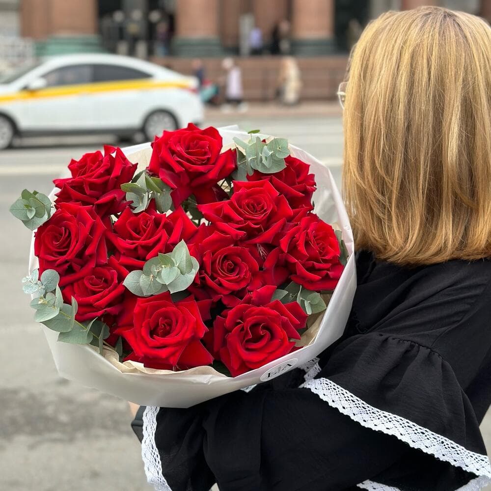 Букет французских роз "11 красных с эвкалиптом"