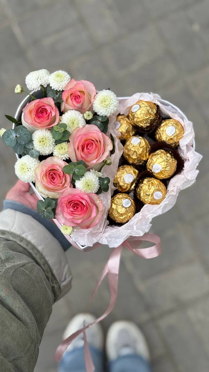 Цветы с конфетами в коробке "Бело-розовое сердце"