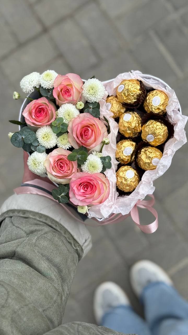 Цветы с конфетами в коробке "Бело-розовое сердце"