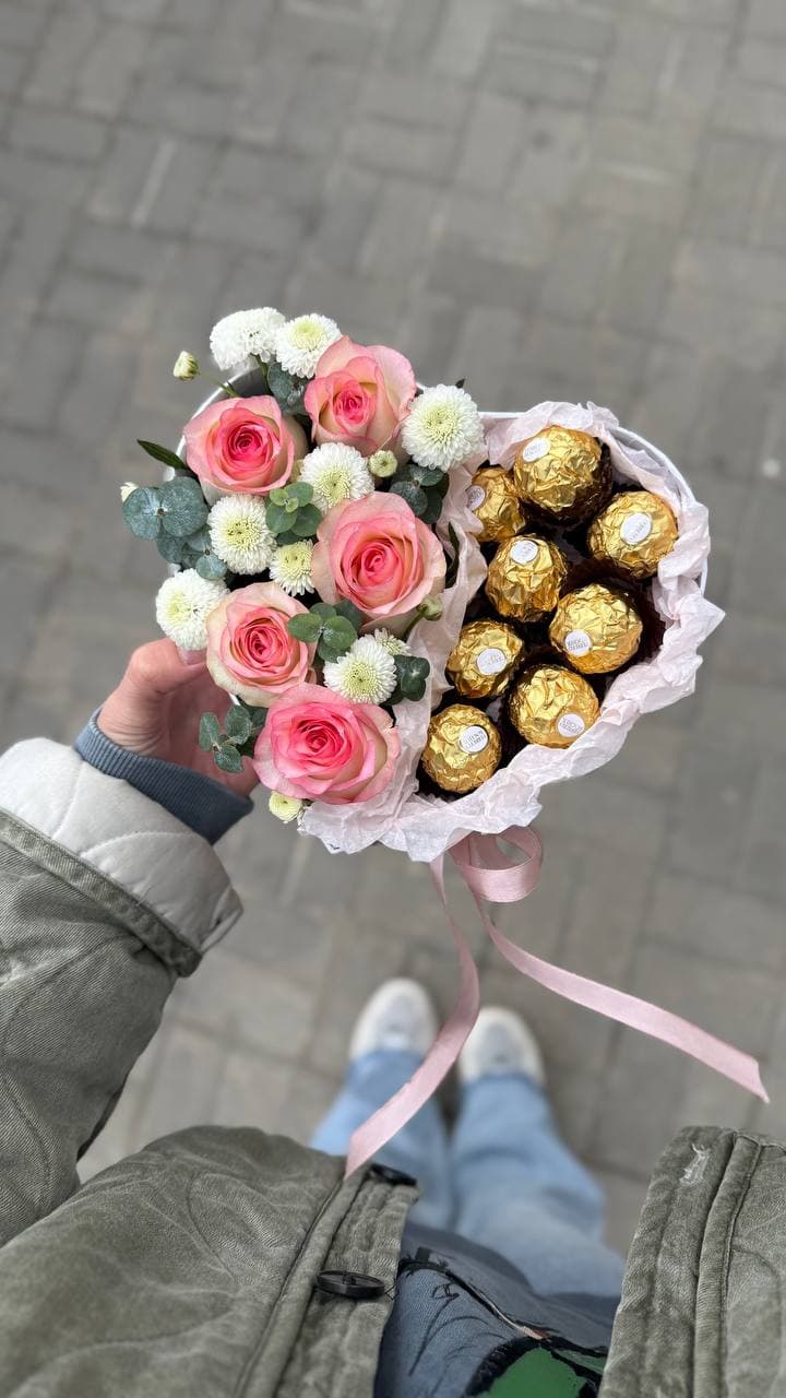 Цветы с конфетами в коробке "Бело-розовое сердце"