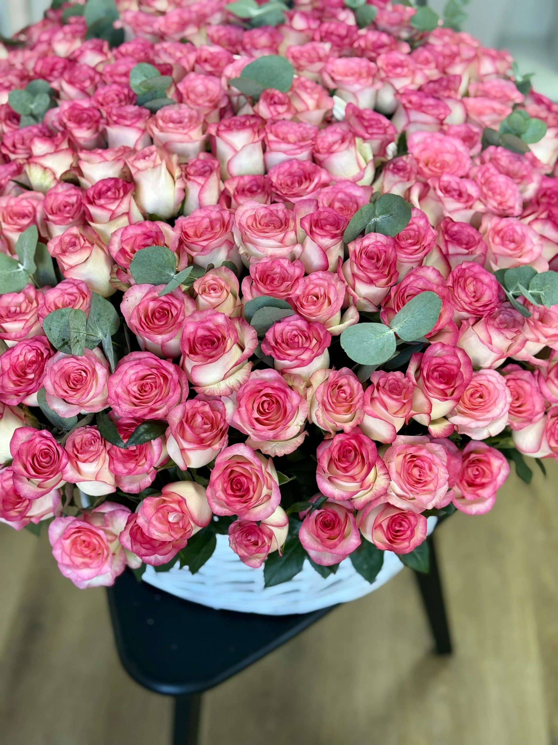 Корзина роз "301 Джумилия с эвкалиптом"