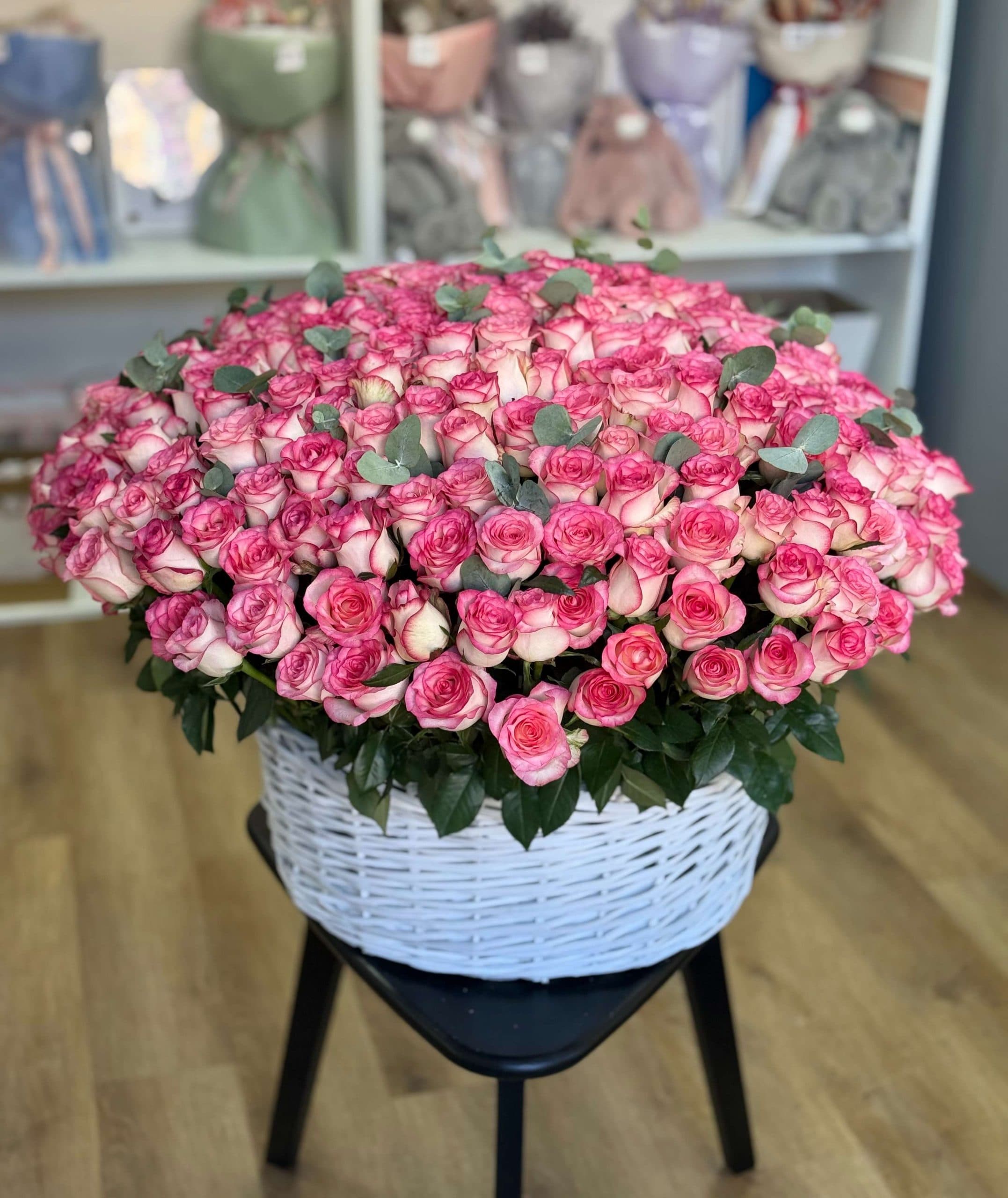 Корзина роз "301 Джумилия с эвкалиптом"