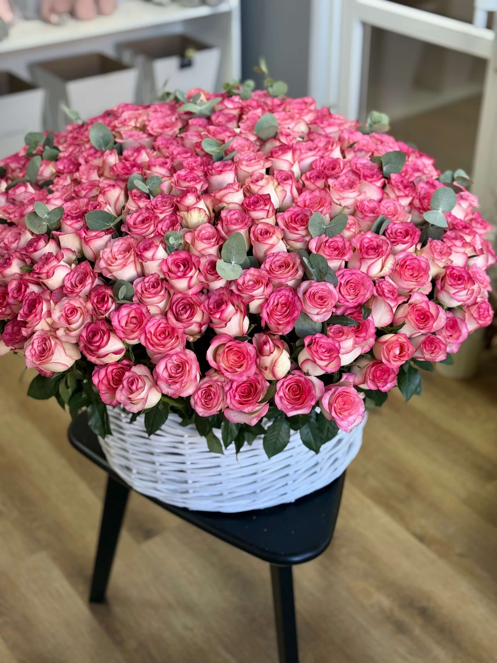 Корзина роз "301 Джумилия с эвкалиптом"