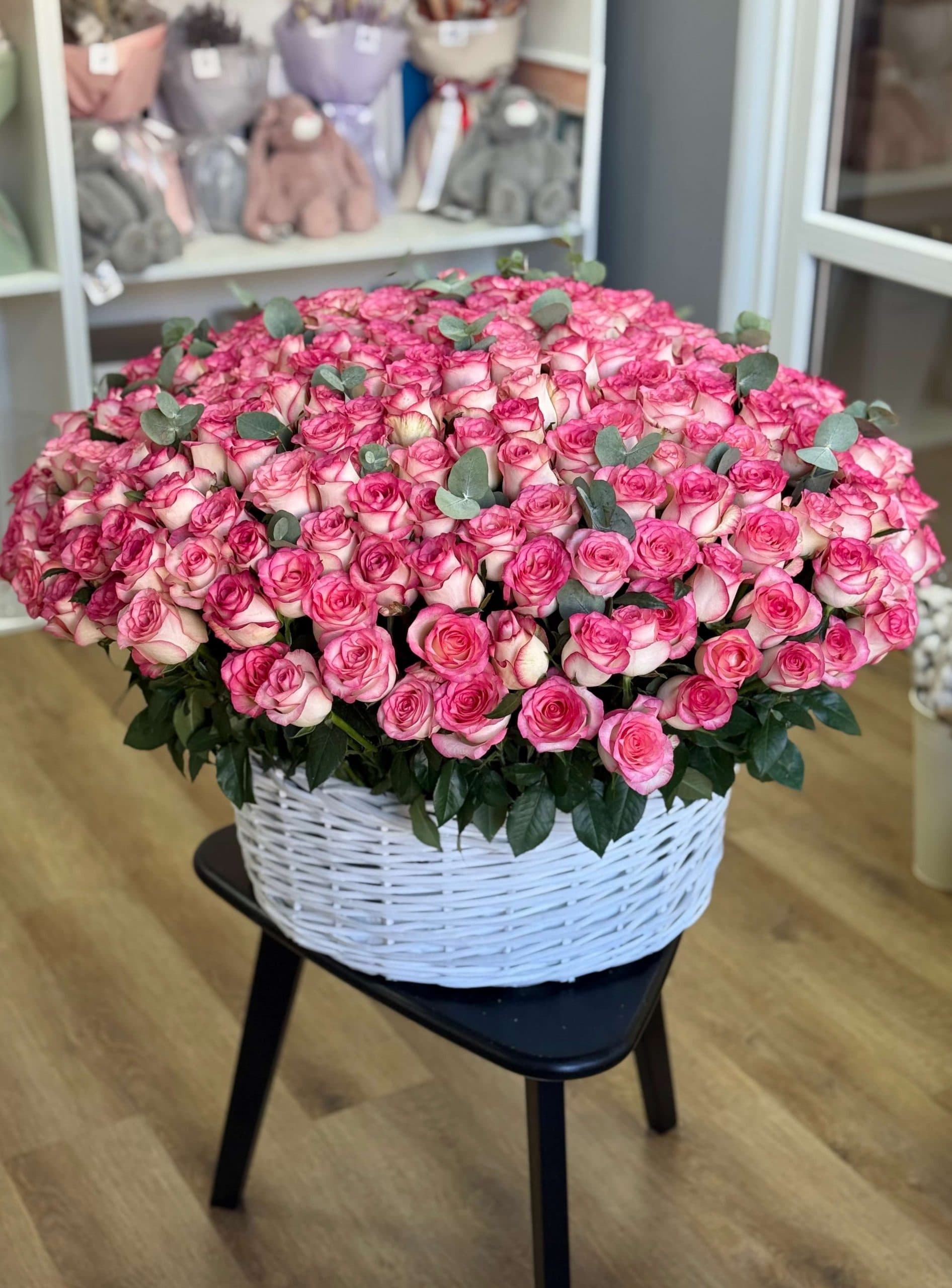 Корзина роз "301 Джумилия с эвкалиптом"