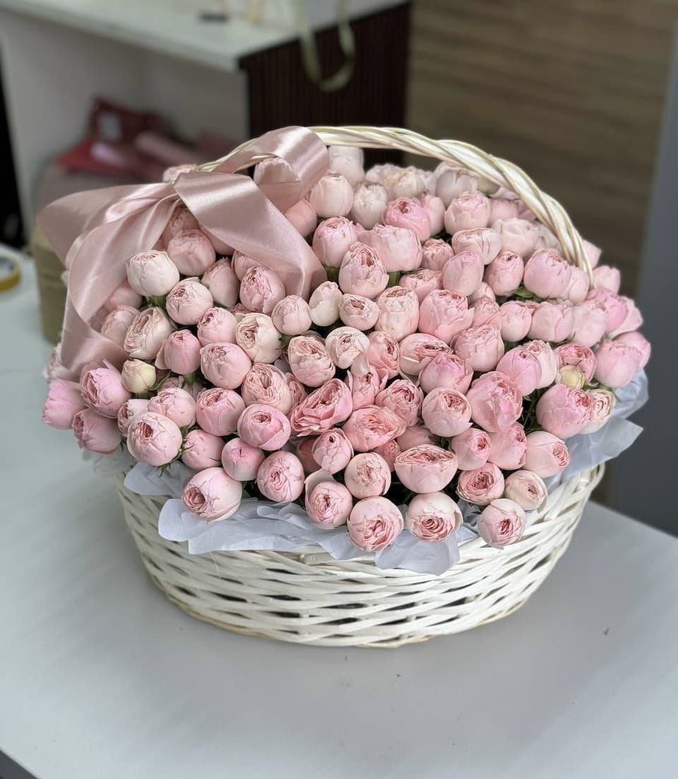 Корзина кустовых пионовидных роз "Розовый зефир"