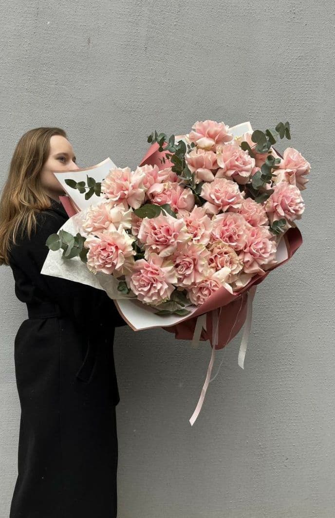 Букет французских роз "25 Пинк Мондиаль с эвкалиптом"