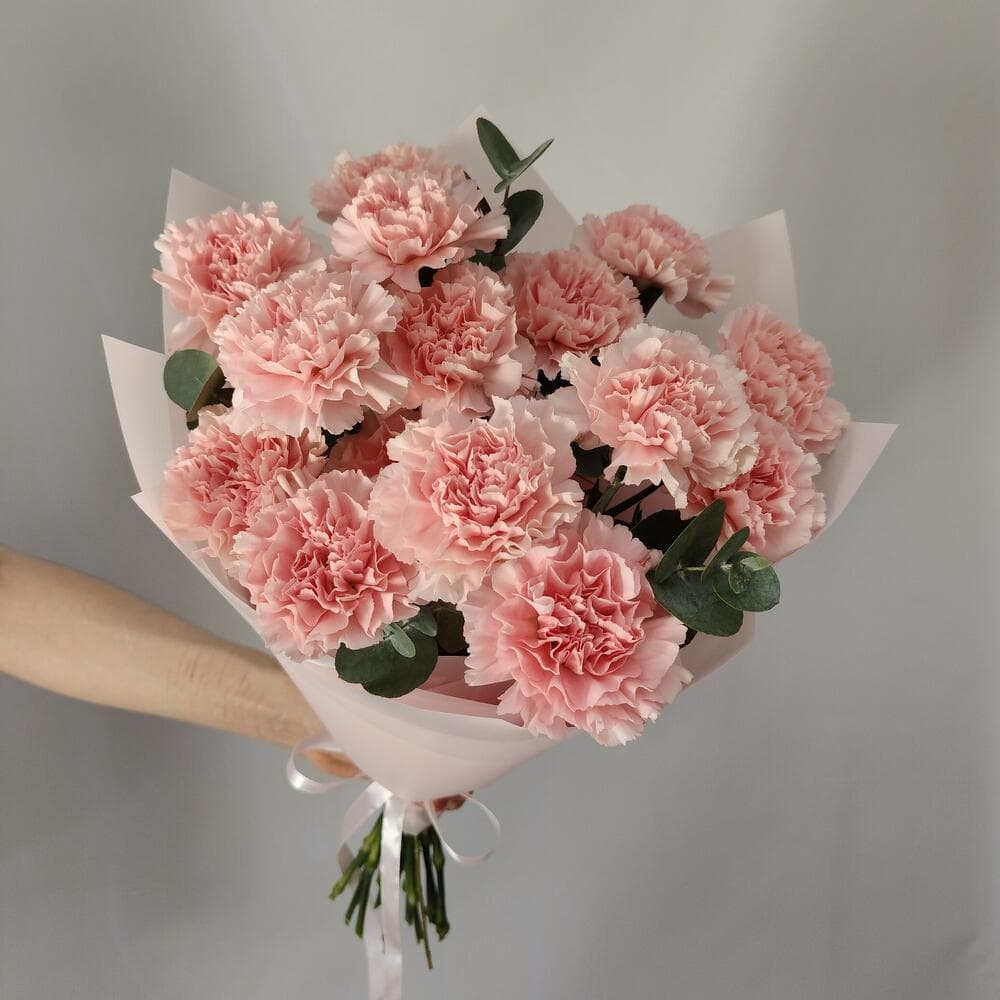 Букет гвоздик "15 розовых с эвкалиптом"