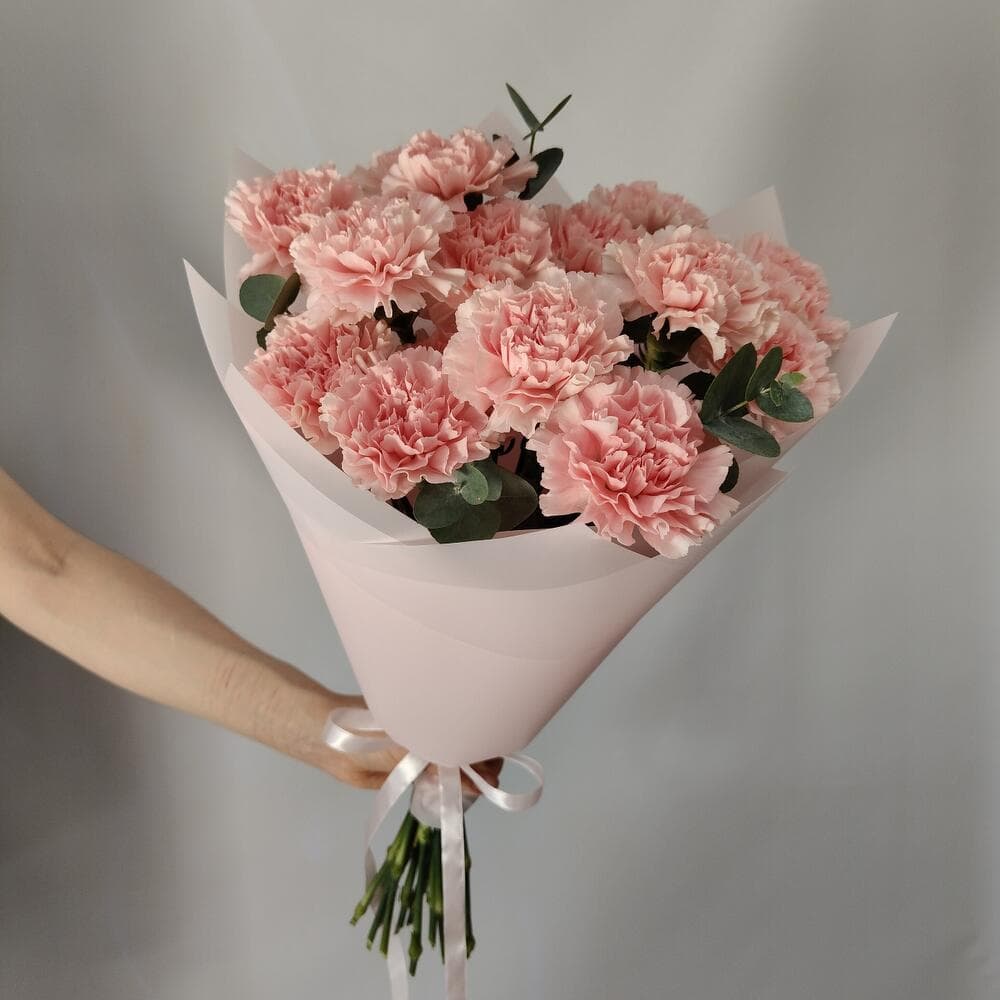 Букет гвоздик "15 розовых с эвкалиптом"