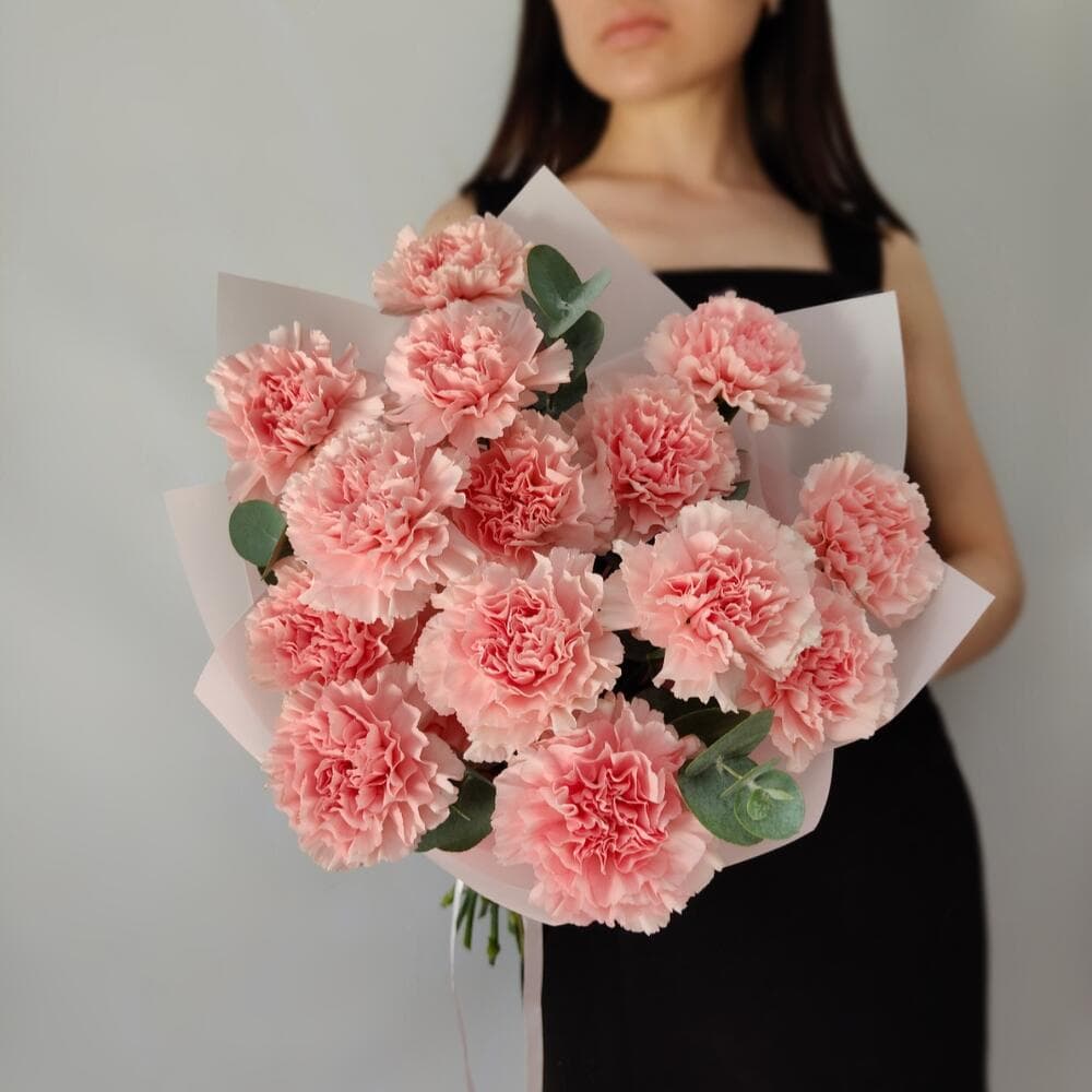 Букет гвоздик "15 розовых с эвкалиптом"