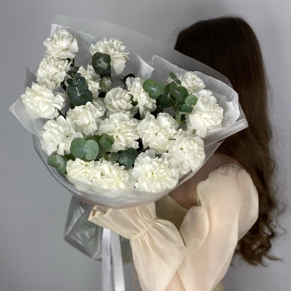 Букет гвоздик "17 белых с эвкалиптом"