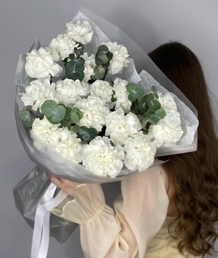 Букет гвоздик "17 белых с эвкалиптом"