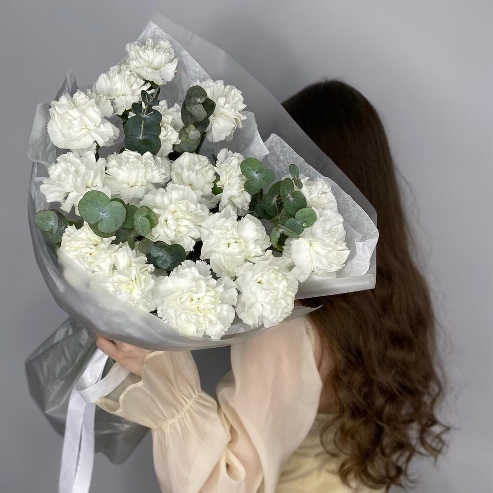 Букет гвоздик "17 белых с эвкалиптом"