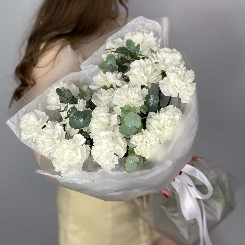 Букет гвоздик "17 белых с эвкалиптом"