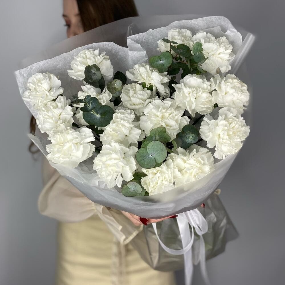 Букет гвоздик "17 белых с эвкалиптом"