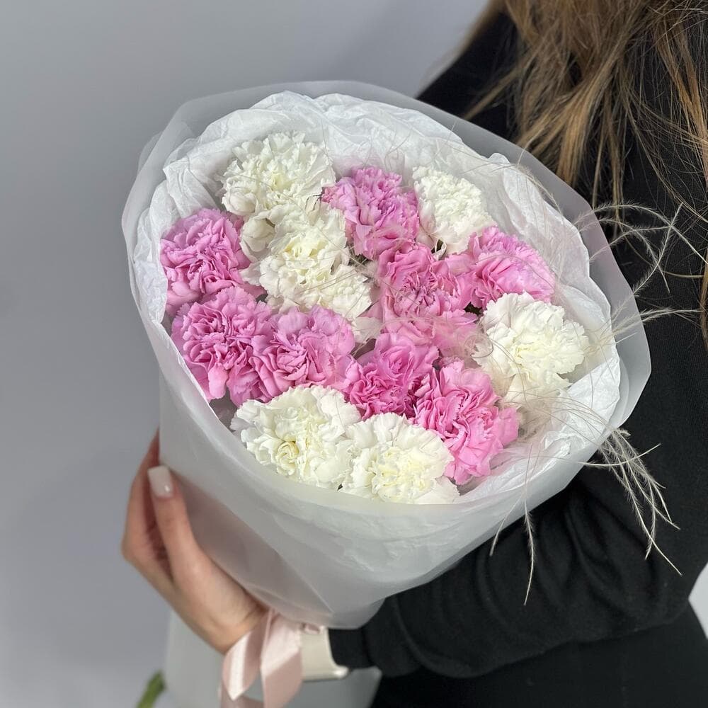 Букет гвоздик "15 белых и сиреневых с ковылем"