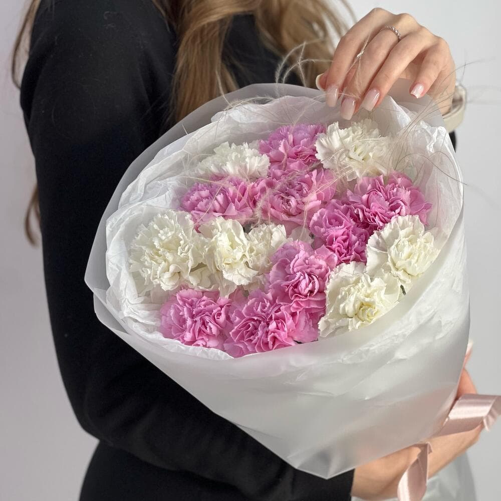 Букет гвоздик "15 белых и сиреневых с ковылем"