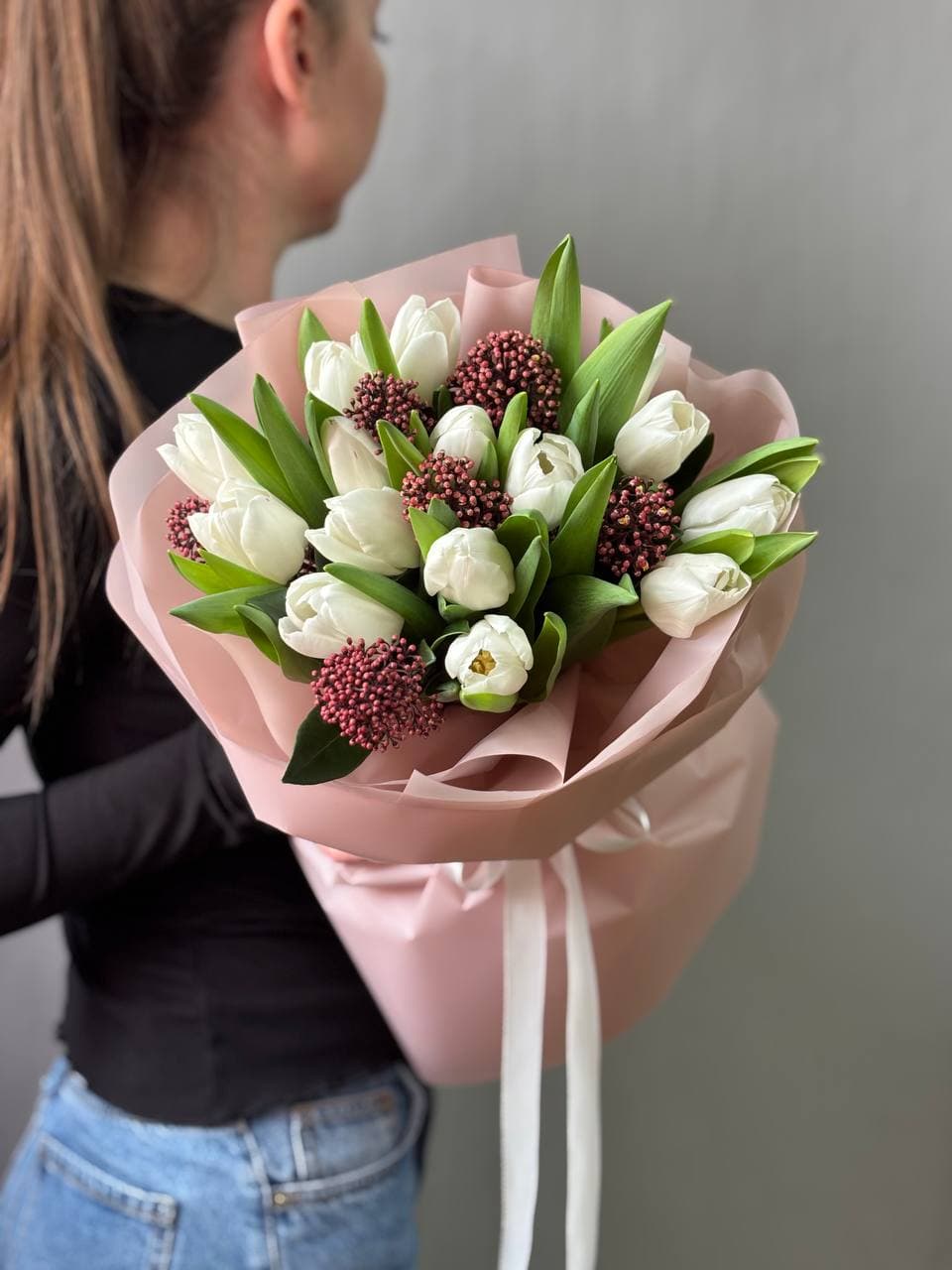 Букет тюльпанов "Белый со скиммией"