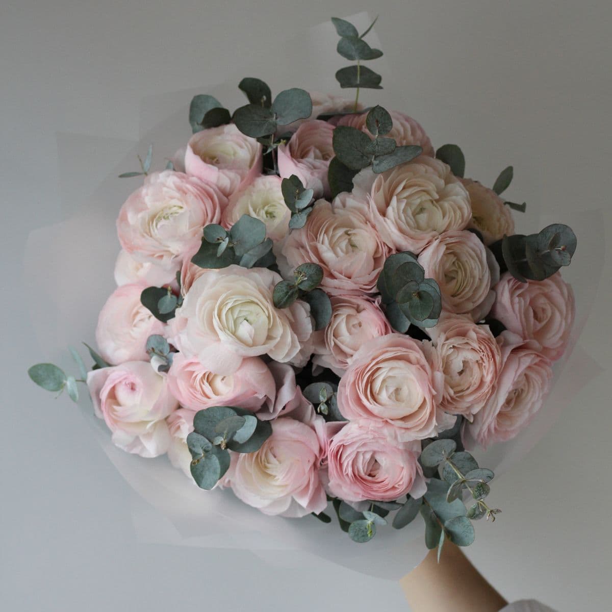 Букет ранункулюсов "31 Ханой с эвкалиптом"