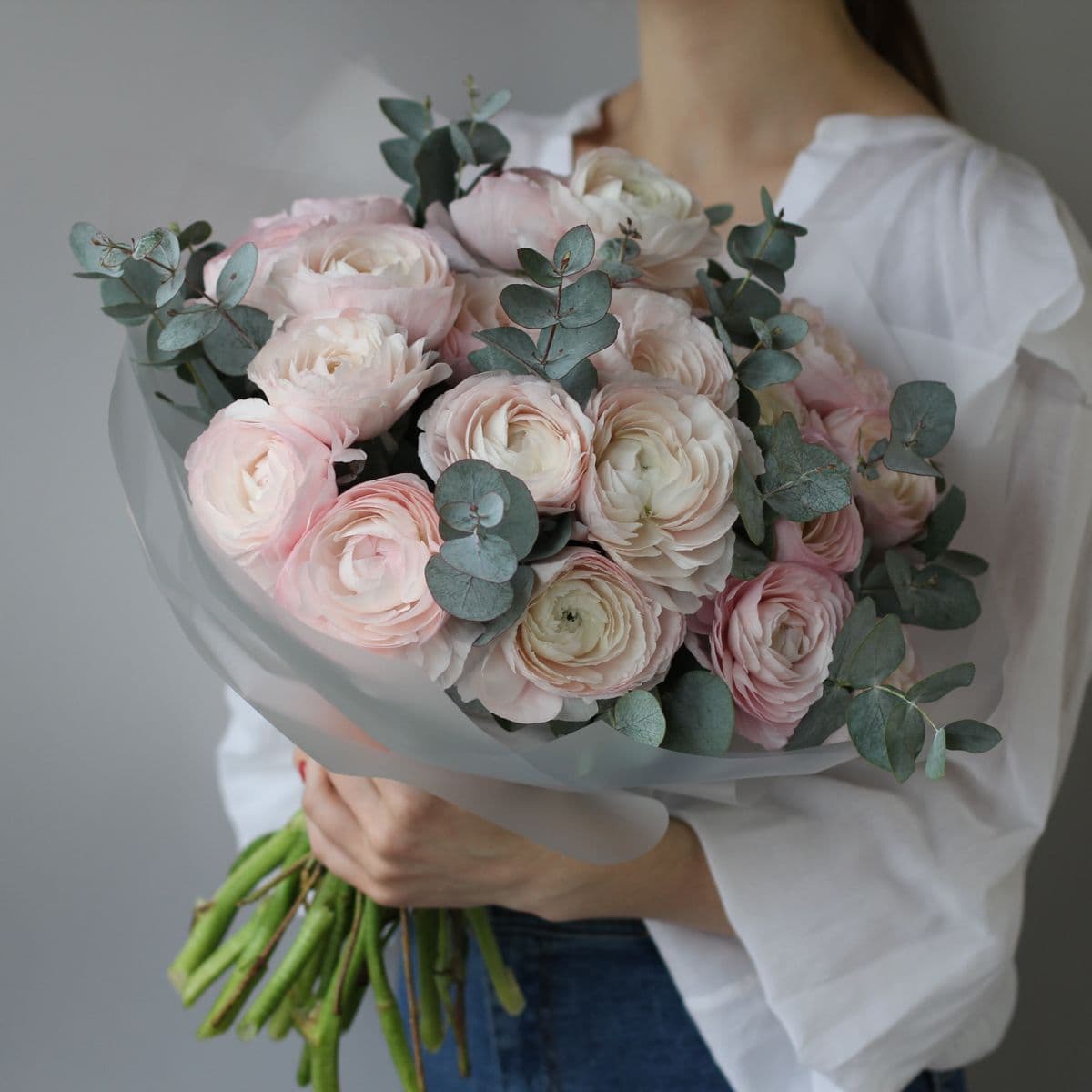 Букет ранункулюсов "31 Ханой с эвкалиптом"