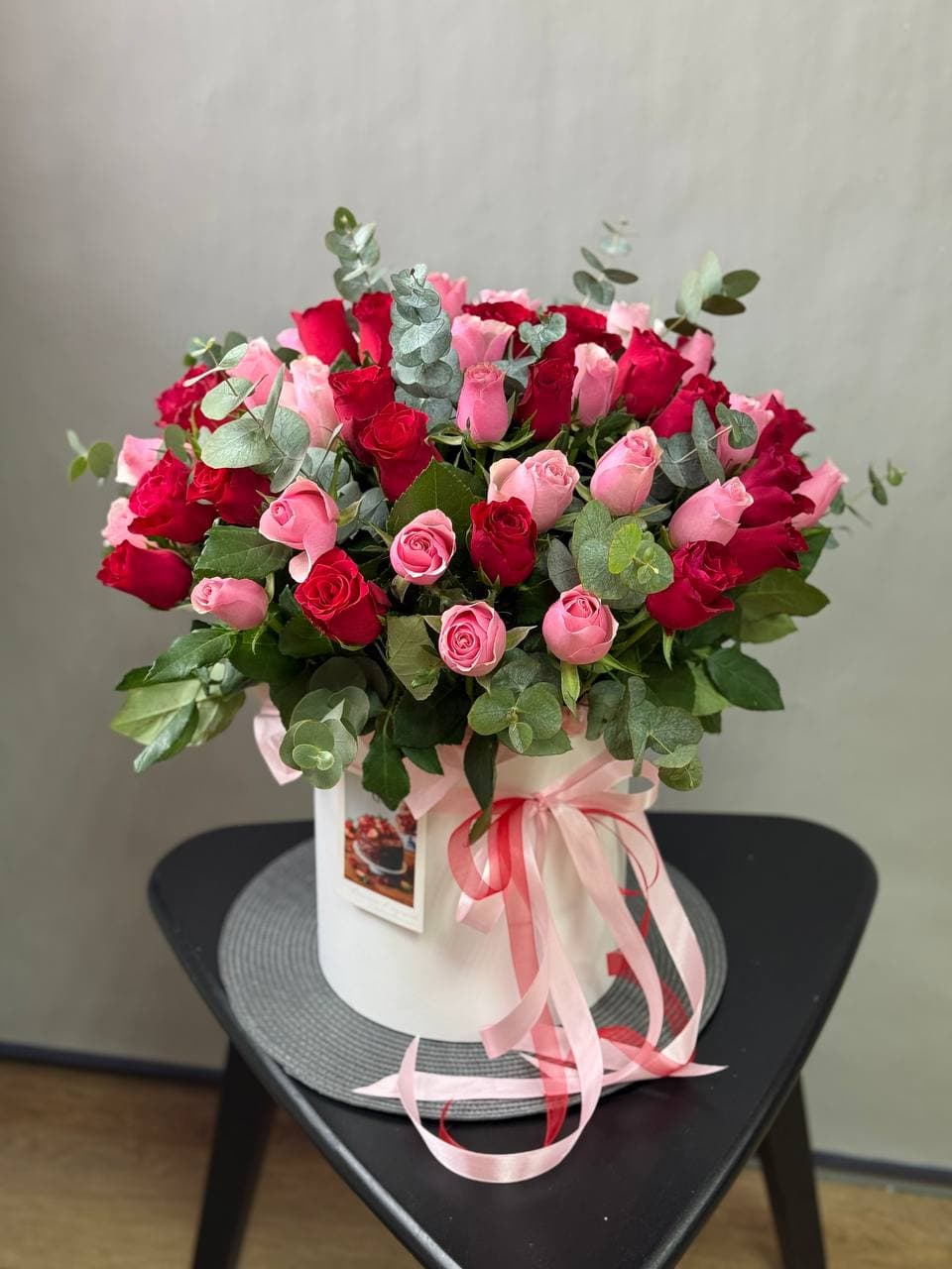 Розы в коробке "57 микс с эвкалиптом"