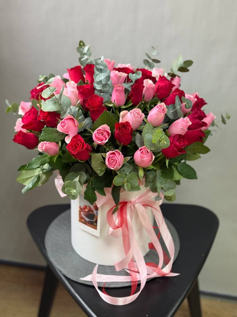 Розы в коробке "57 микс с эвкалиптом"