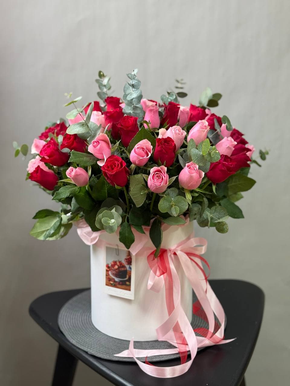 Розы в коробке "57 микс с эвкалиптом"