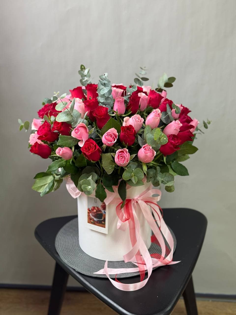 Розы в коробке "57 микс с эвкалиптом"